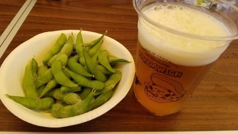 枝豆とビールの画像