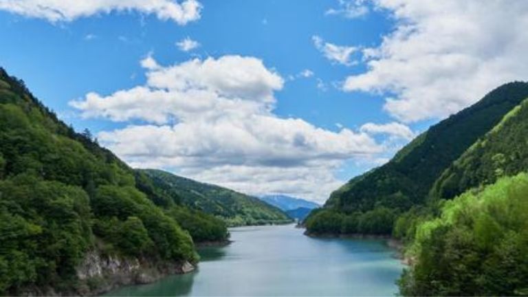 夏の奥木曾湖の風景