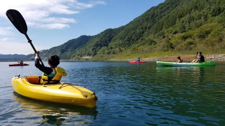 奥木曽湖でカヌー体験をしている様子