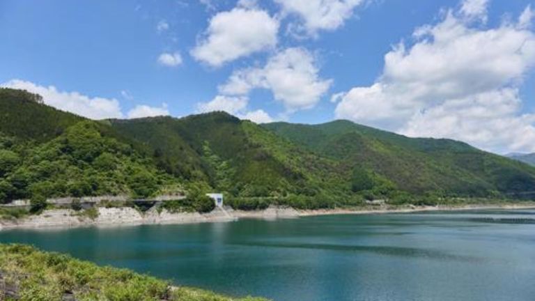 夏の奥木曽湖の風景