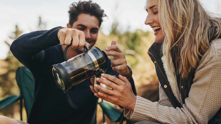 アウトドアでコーヒーを飲んでいる様子