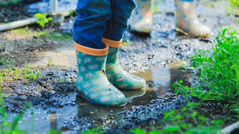 雨の日に子供が長靴を履いている様子