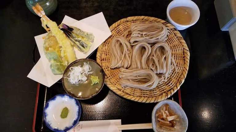 戸隠神社そばのお蕎麦屋さんの天ぷらそば