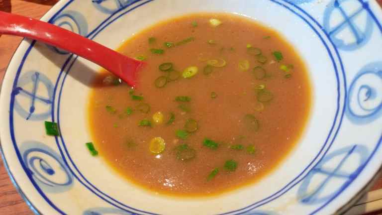 ラーメンを食べ終えてスープのみになったどんぶり