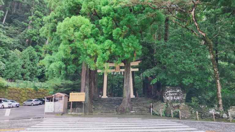 道路からみた飛瀧神社の鳥居