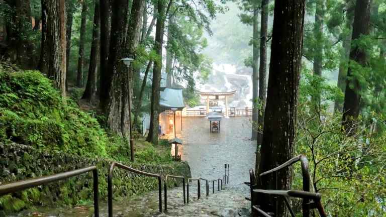 那智の滝へ向かうための下りの階段