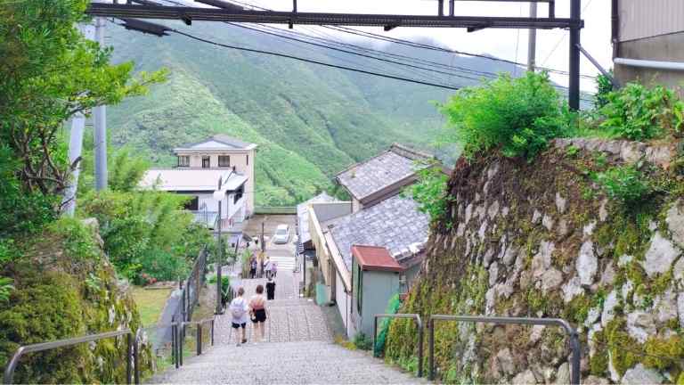 那智山参道の階段から見下ろした様子