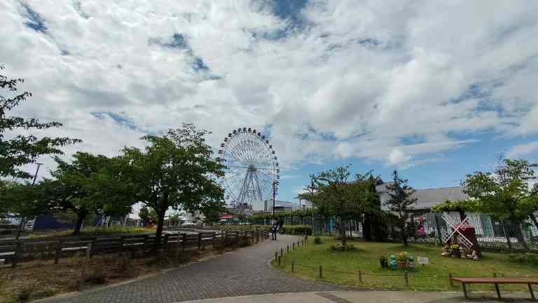 刈谷ハイウェイオアシスの公園と観覧車