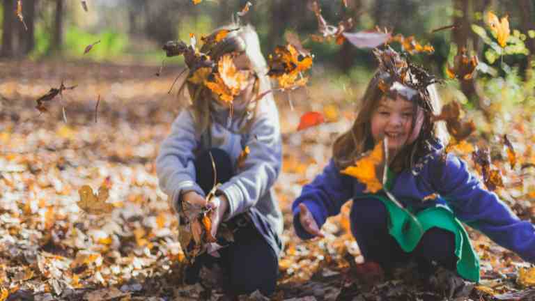 落ち葉の上で遊んでいる子供様子