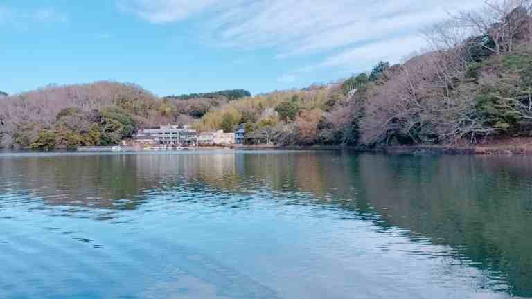 伊東市にある一碧湖の様子