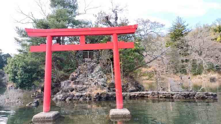 一碧湖に浮かぶ鳥居