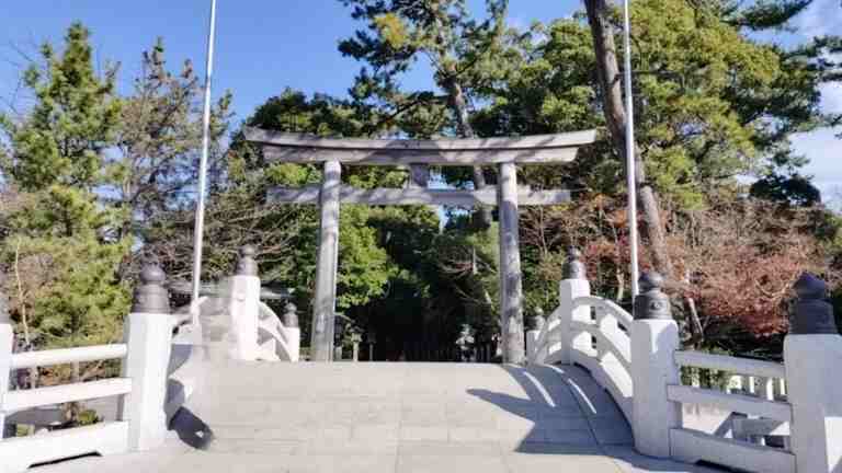 寒川神社の三の鳥居と神池橋