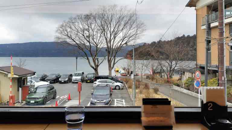 芦ノ湖を眺めながらたべることができるあしのこ茶屋