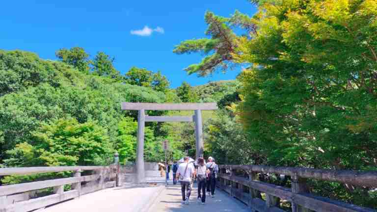 伊勢神宮内宮の鳥居と宇治橋