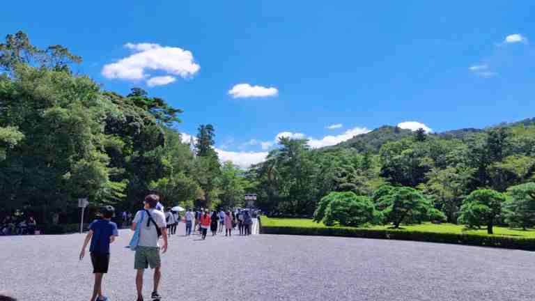 伊勢神宮の神苑と呼ばれる砂利が敷かれた庭園