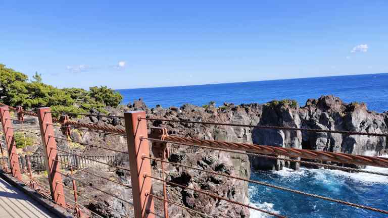 吊橋から見た城ケ崎海岸