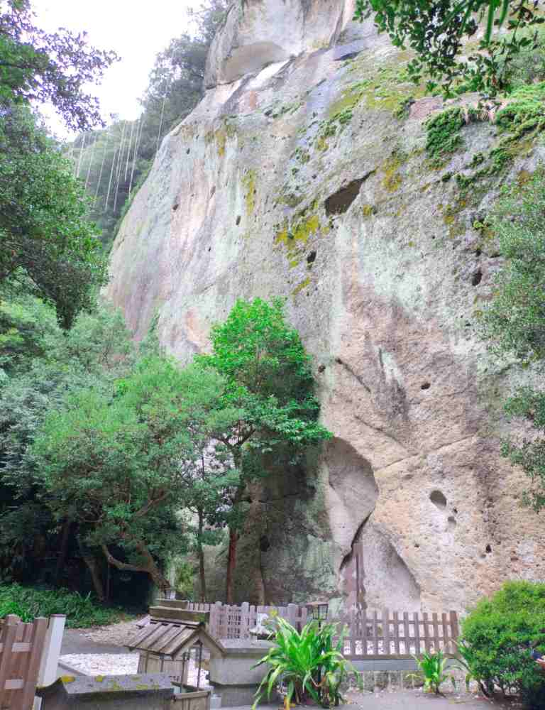 御神体である巨岩