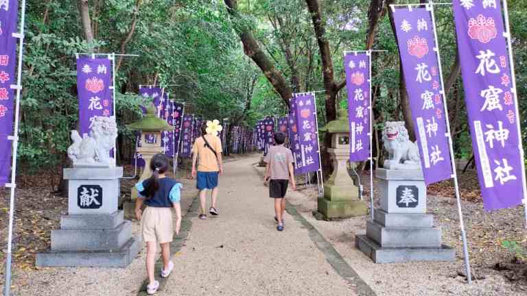 鳥居を抜けて参道を歩いている様子