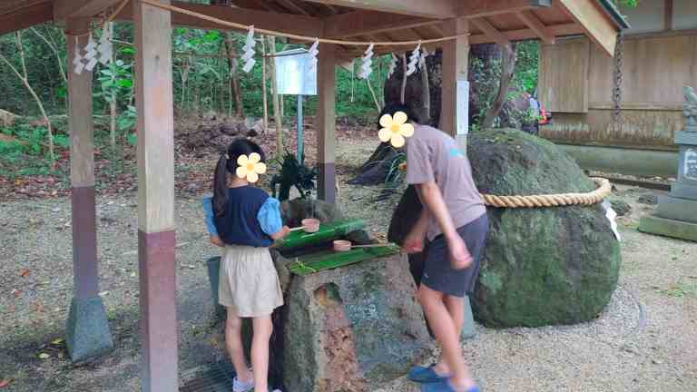 手水舎の横にある大きな丸い石