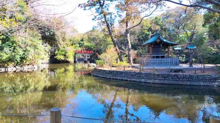 池の畔に建つ宗像神社