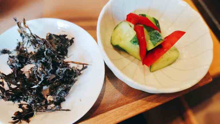 ラーメンにセットで付く漬物と海苔