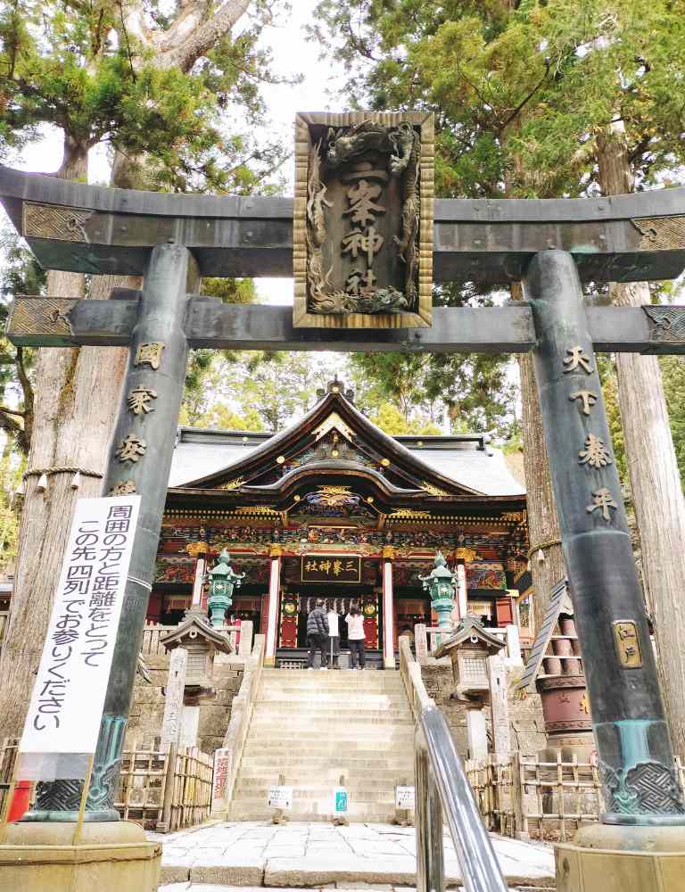 三峯神社の青銅鳥居と拝殿