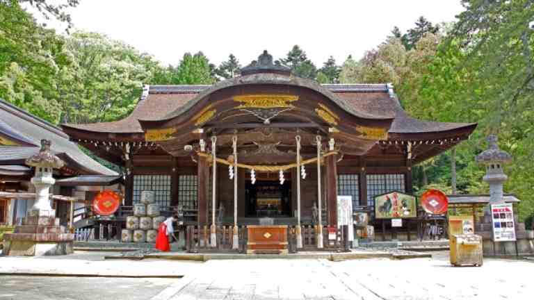 武田神社の拝殿