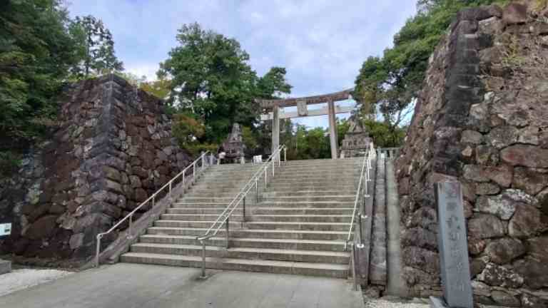 神社の階段と鳥居