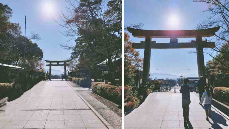 鳥居をくぐったあとに振り返った様子