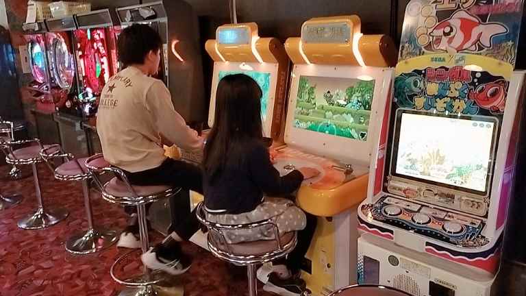 ゲームに夢中になる兄妹