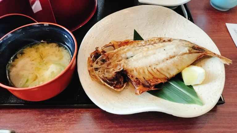 鯵の干物と味噌汁