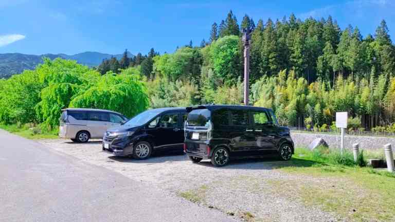 清流苑側の駐車場