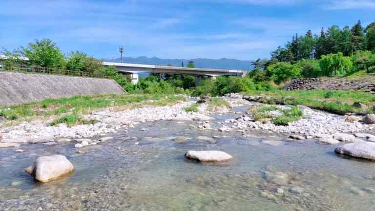 南信州の川遊びスポット むらやま公園の横を流れる片桐松川へ 近くに温泉もあるよ！