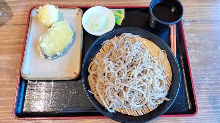 注文したお蕎麦と天ぷら