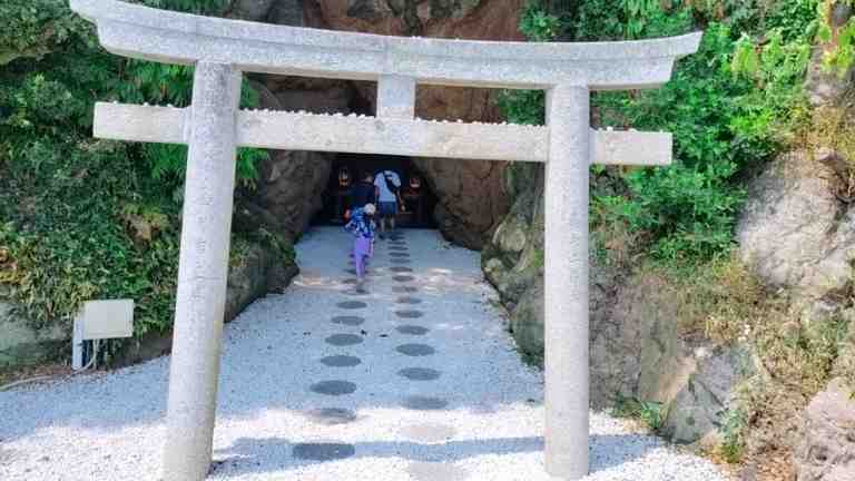 拝殿前の鳥居