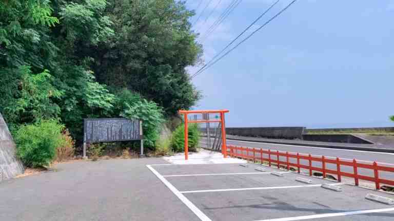 駐車場の先にある赤い鳥居