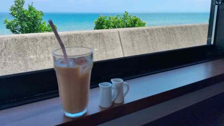 カウンター越しの青い海