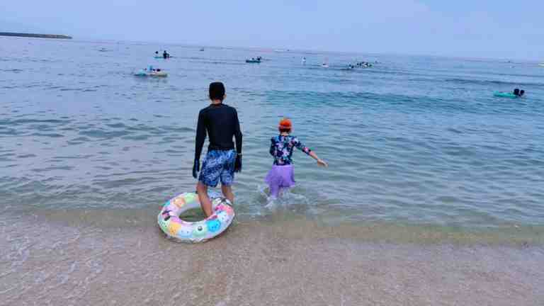 海水浴を楽しんでいる様子