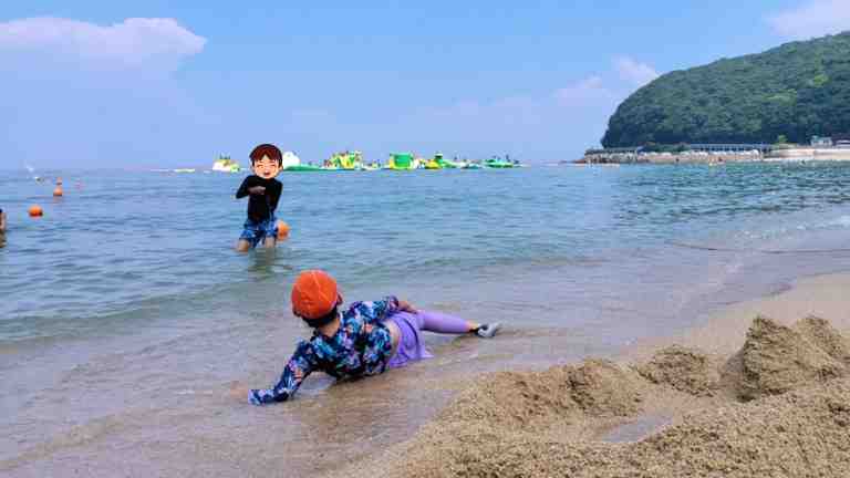 海で遊んでいる様子