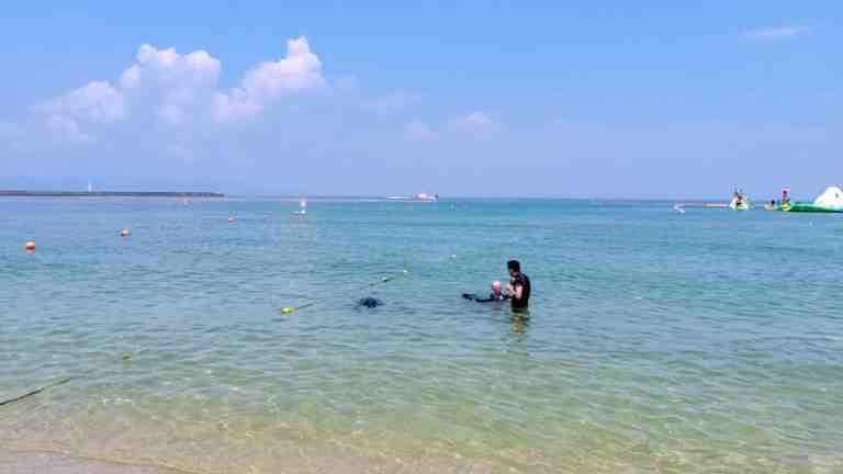 海で遊んでいる様子