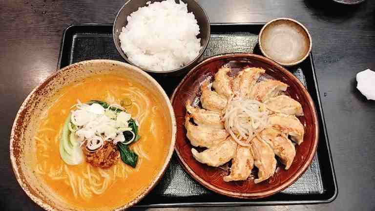 タンタンメンと浜松餃子のセット