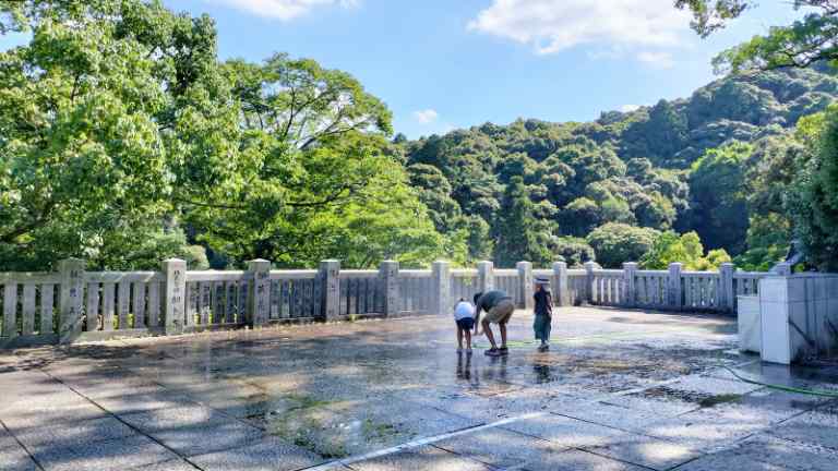 神椿のそばの広場