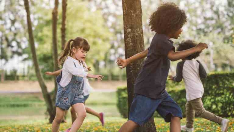 外で子供達が遊んでいる様子