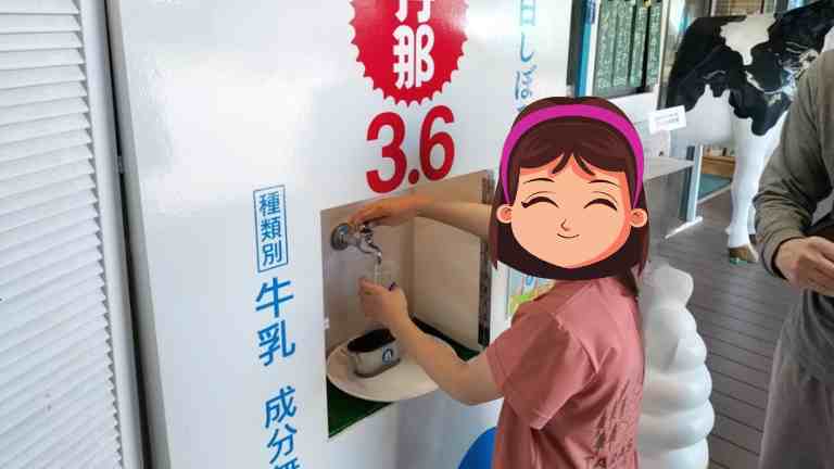 蛇口ヨーグルトを注いでいる様子