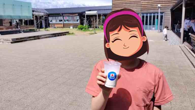 蛇口ヨーグルトを美味しそうに飲んでいる様子