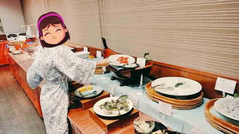 娘がバイキングで料理をよそっている様子