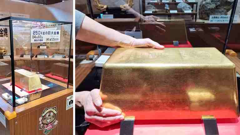 黄金館で金塊を触っている様子