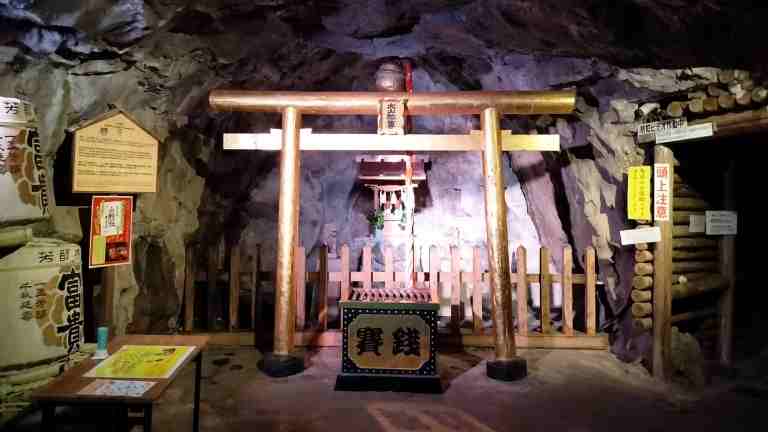 坑道内にある山神社