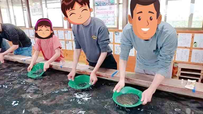 レクチャーを受けて砂金採りをスタート