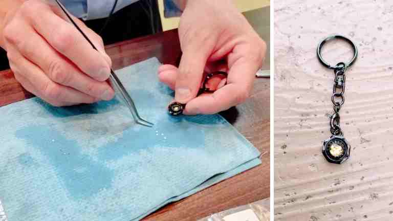 集めた金をキーホルダーにしてもらっている様子